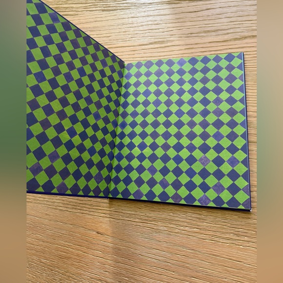 My Big Barefoot Book of French & English Words (French and English Edition) - Picture 3 of 12